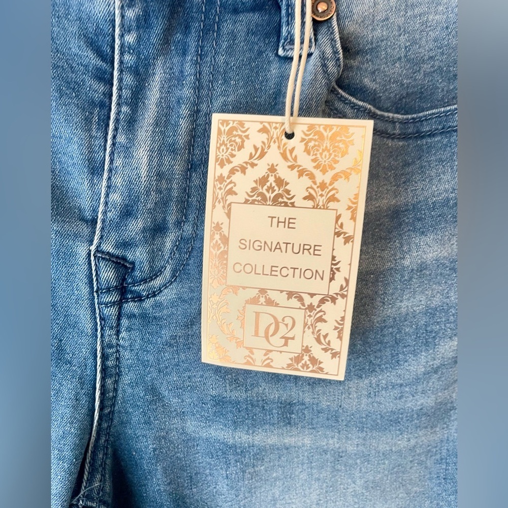 NWT DG2 by Diane Gilman Signature Classic Stretch Jean Capri Embellished Size 28 - Picture 5 of 9